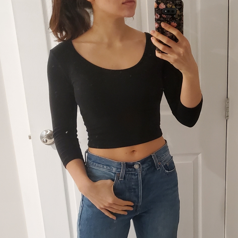 💚 4/$16 Black crop top twist back